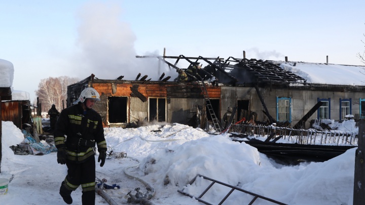 «Причинение смерти по неосторожности»: следователи возбудили дело из-за пожара с погибшими детьми под Новосибирском
