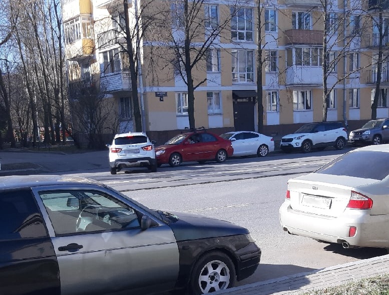 Самокатчик, уходя от автомобиля, поймал троллейбус на Васильевском. На Бассейной заблудился таксист