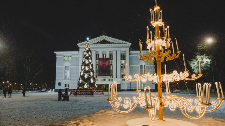 Светящиеся канделябры и снежинки изо льда. Показываем, как Пермь готовят к Новому году