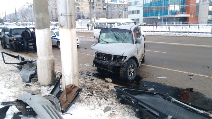 Половину машины снесло: в Волгограде автомобилист на внедорожнике влетел в столб напротив суда