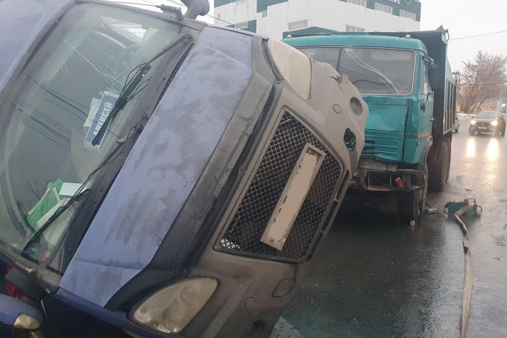 Автомобили перекрыли дорогу Автомобили перекрыли дорогу