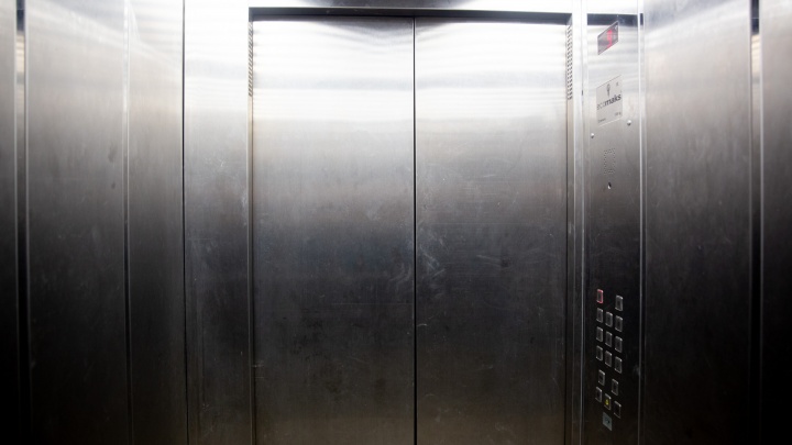 «Бабушка пешком добирается на восьмой»: многоэтажки в Ярославле на три месяца остались без лифтов