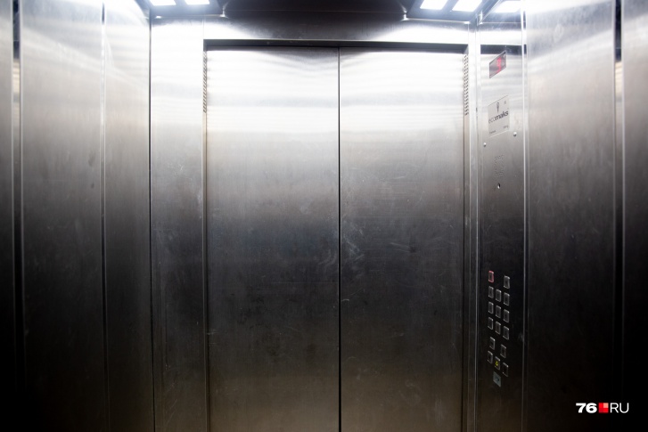 Жители дома радовались замене лифтов на новые, но недолго