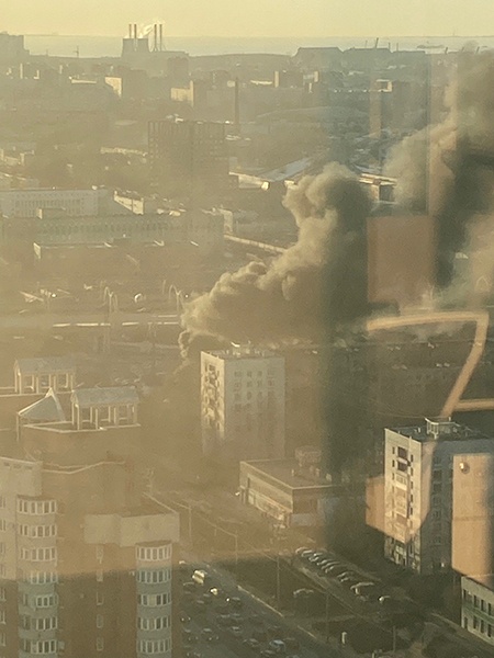 На Ленинском поднимается столб дыма. Два десятка пожарных тушат здание