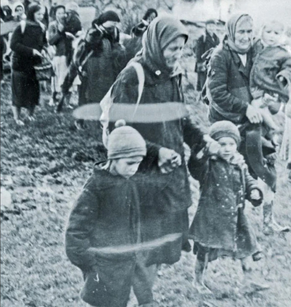 Крестьяне уходят из сожженной немцами деревни Броды в лес