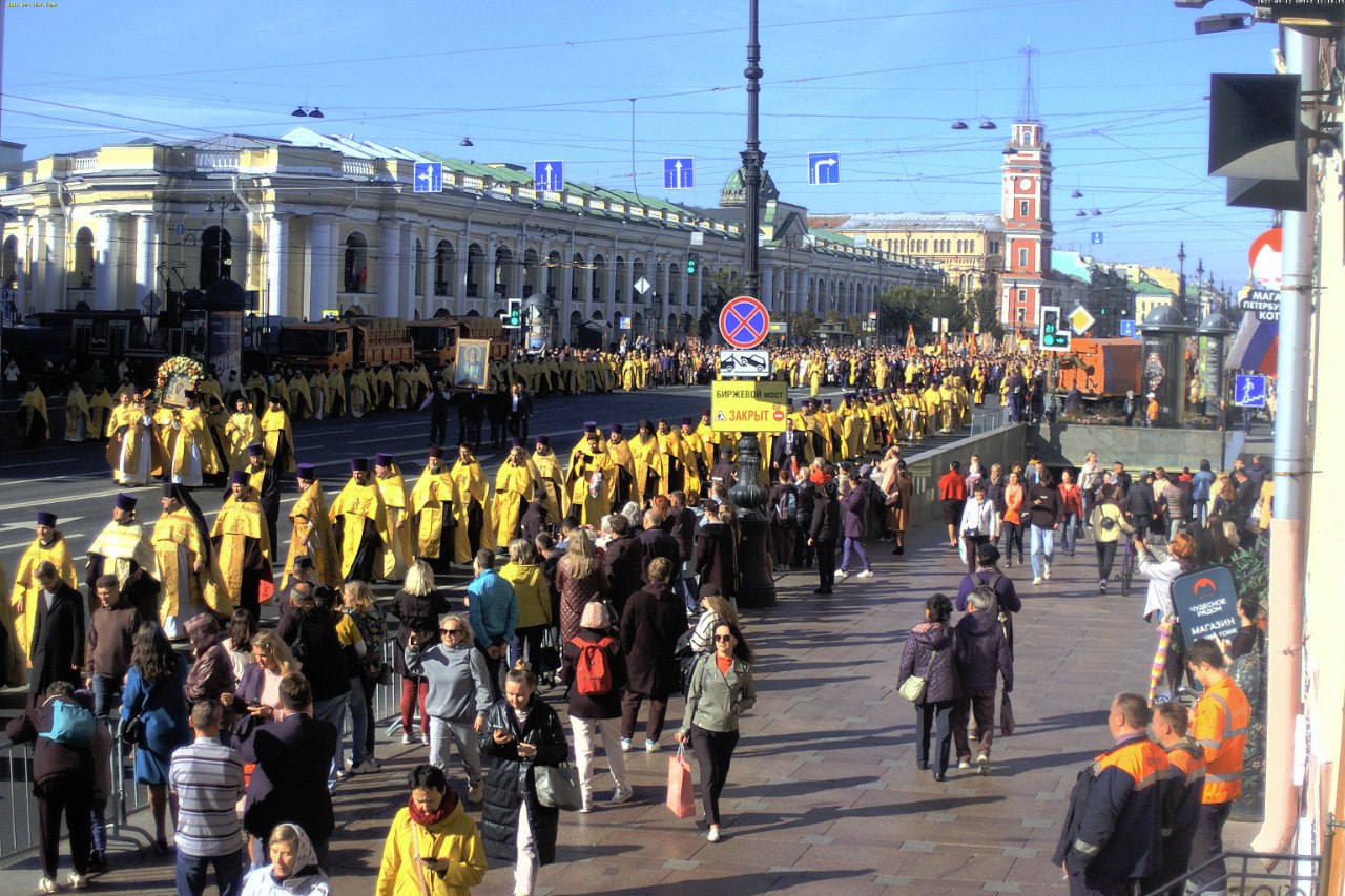 Крестный ход 12. 12 Сентября крестный ход по Невскому проспекту. Крестный ход на Невском 12 сентября.