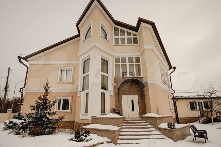 Этот величественный дом с кремовым фасадом находится в районе Дома Обороны на улице Петербургской
