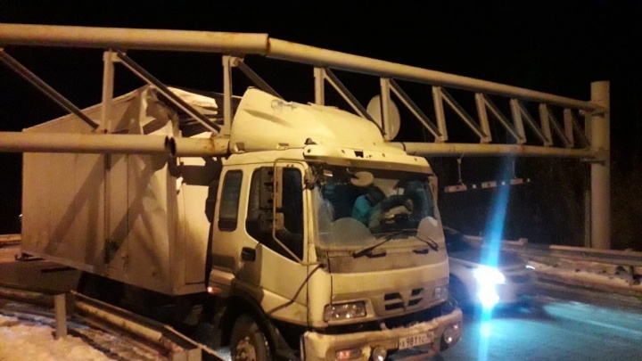 Очередной грузовик застрял под «мостом глупости» в пригороде Тюмени. Участок дороги тотально закрыт