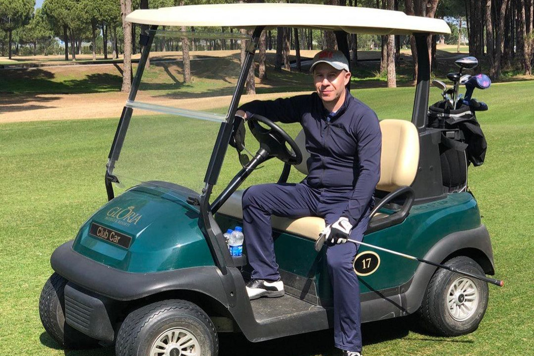 Судя по логотипу на гольфкаре и окружающей обстановке, эта фотография младшего сына Исхакова сделана на поле для гольфа в пятизвездочном отеле Gloria Golf Resort в турецком городе Белеке