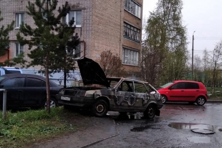 В результате пожара одна машина сильно повреждена, еще две — частично В результате пожара одна машина сильно повреждена, еще две — частично