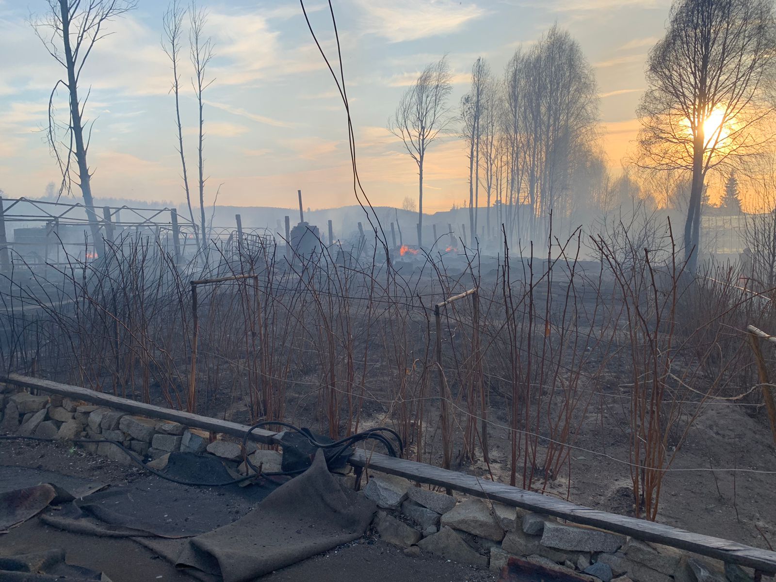 Сгорели десятки домов. Местные жители показали последствия мощного пожара, который бушевал под Екатеринбургом