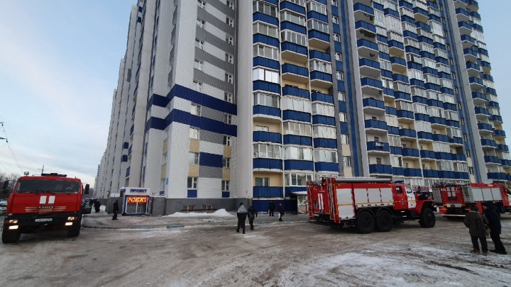Квартира сгорела в 17-этажке на Первомайке — в пожаре погиб человек
