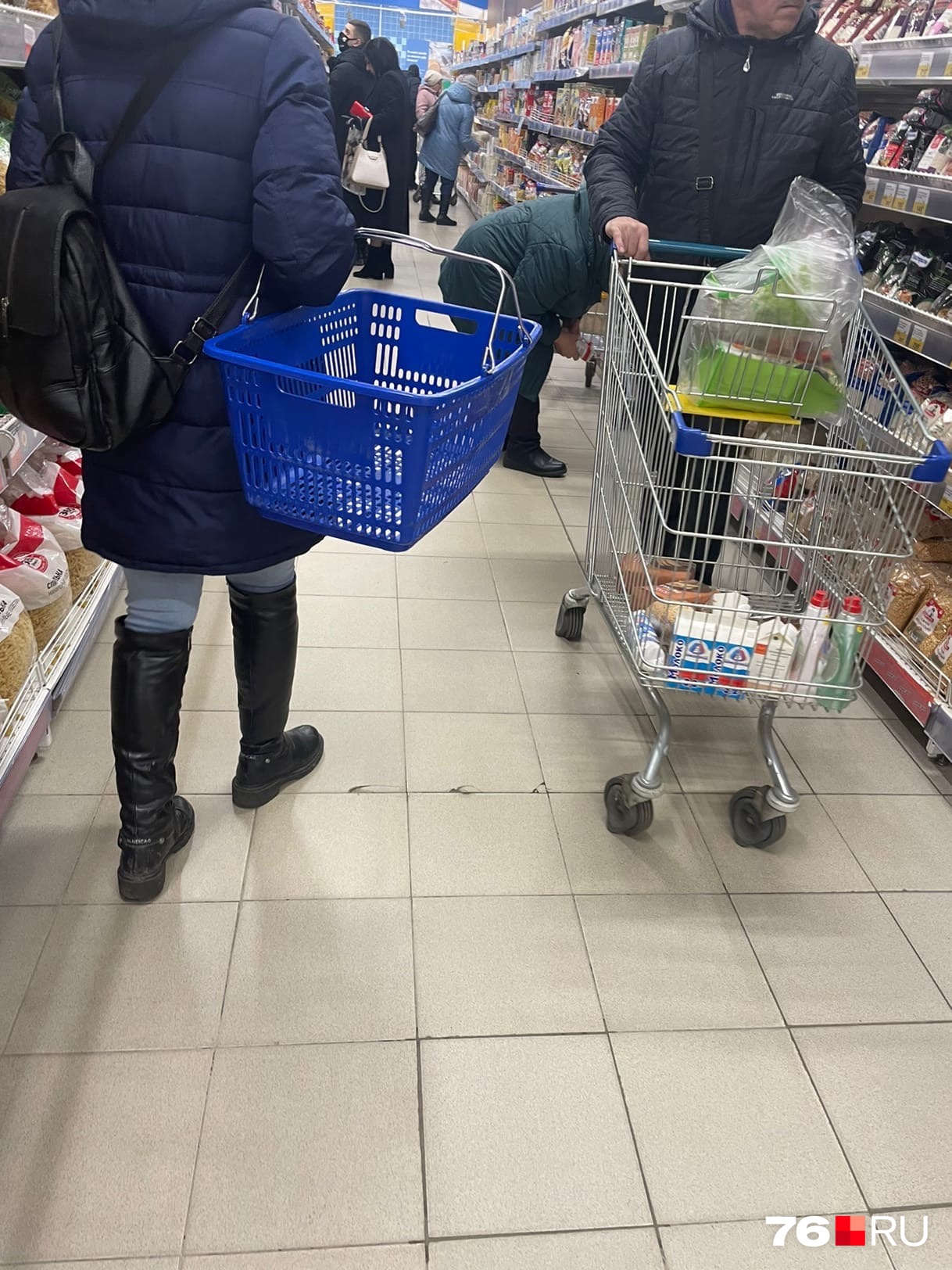 Больше всего народу скопилось в отделе бакалеи Больше всего народу скопилось в отделе бакалеи