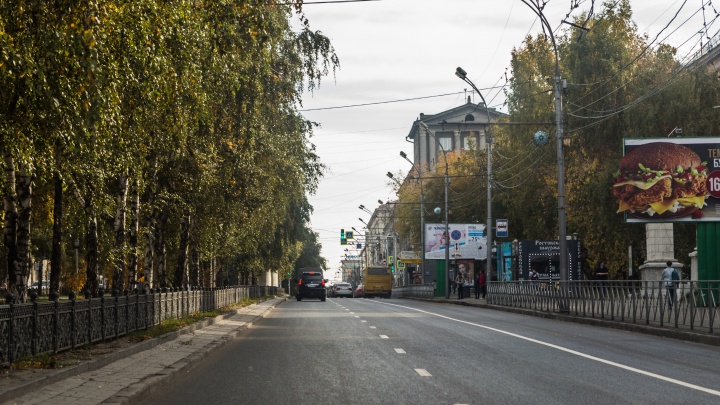 «Хотелось бы праздник встретить не с проемами»: мэр попросил полицию последить за чугунными заборами в центре Новосибирска