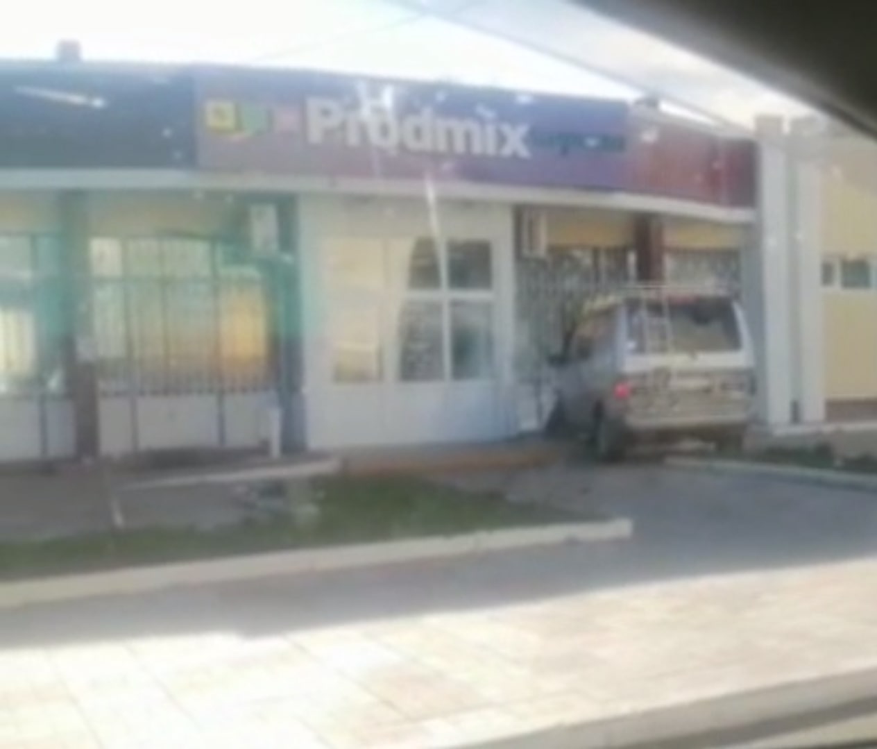 Пьяный водитель микроавтобуса протаранил Prodmix в Краснокаменске