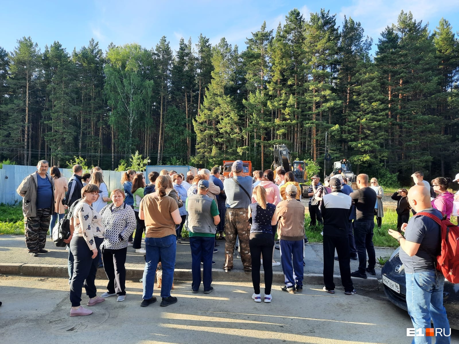 «Вырубка деревьев и свалка мусора». Жители Уктуса бастуют против строительства новой дороги на Химмаш