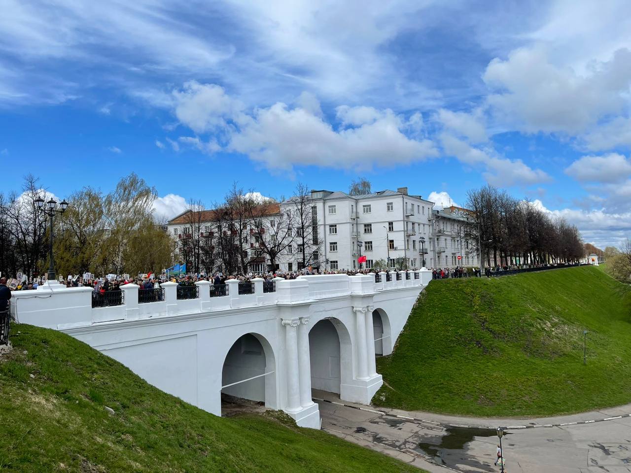 Смотрите, какая длинная колонна Смотрите, какая длинная колонна