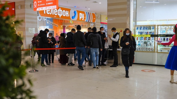Посетители без масок и проверка QR-кодов: как прошла «черная пятница» в крупнейшем торговом центре Уфы в пандемию коронавируса