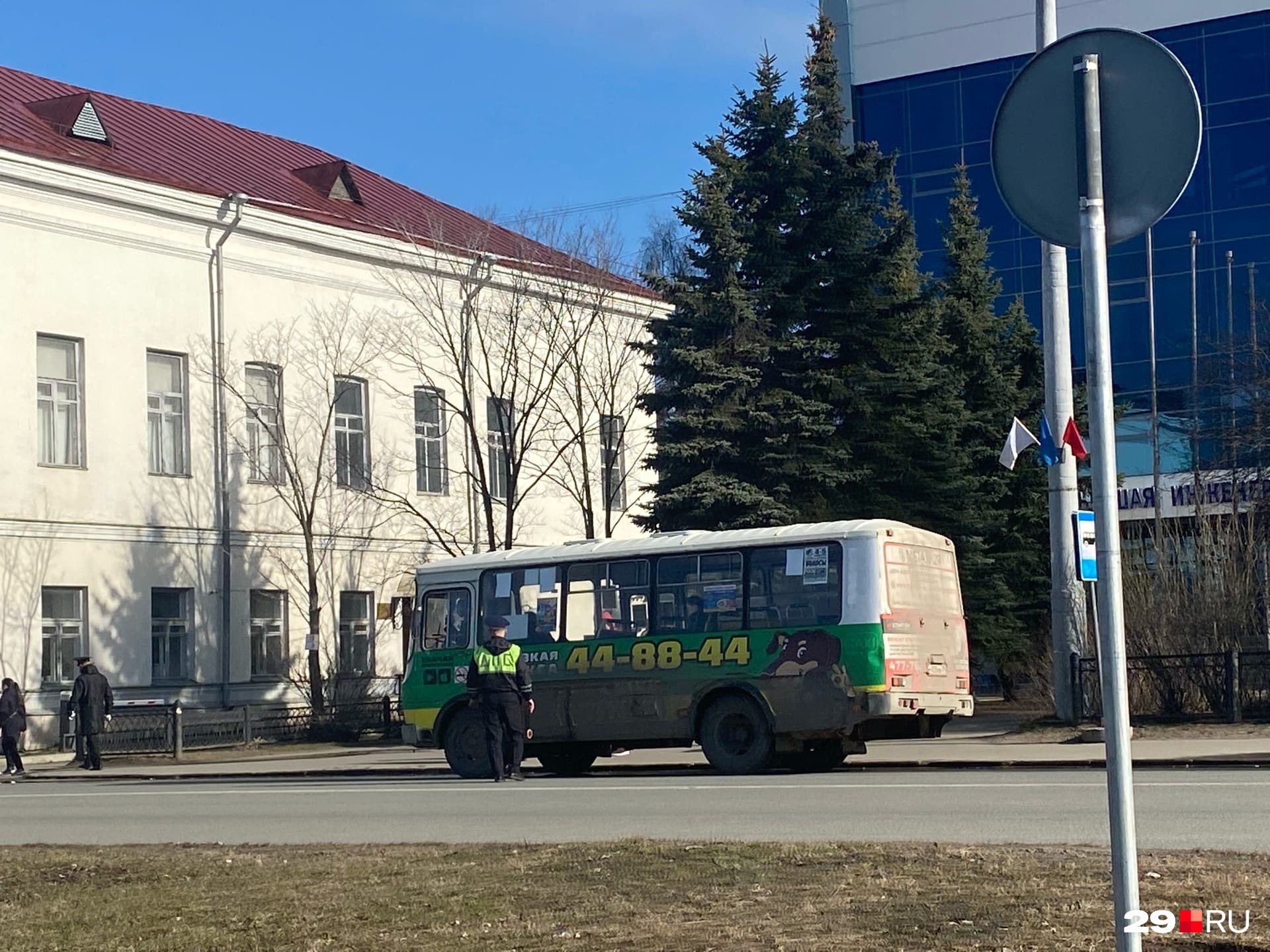 Автобусы на время перекрытия улиц <a href="https://29.ru/text/transport/2022/05/06/71312429/" class="_" target="_blank">изменят схему движения</a> Автобусы на время перекрытия улиц <a href="https://29.ru/text/transport/2022/05/06/71312429/" class="_" target="_blank">изменят схему движения</a>