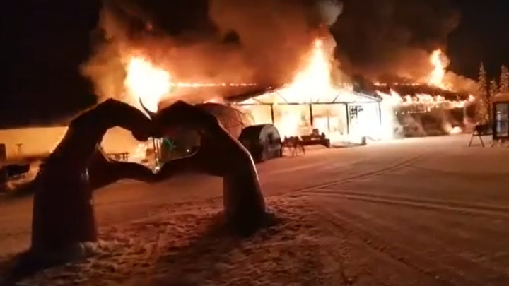 В Шерегеше полностью сгорело популярное кафе. В МЧС назвали предварительную причину пожара
