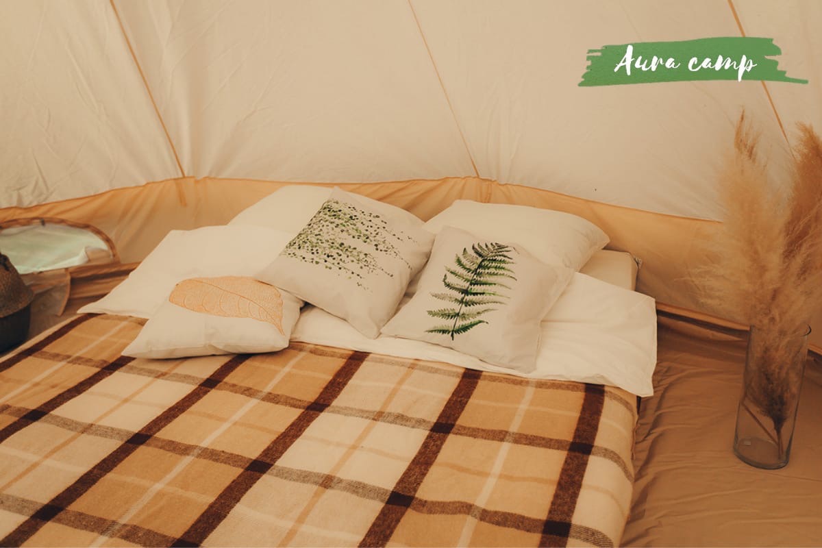 В каждом шатре есть удобная кровать, постельное белье и печка