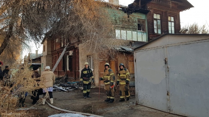 Скорее всего, это поджог: в Волгограде снова загорелся дом-памятник на Пугачевской