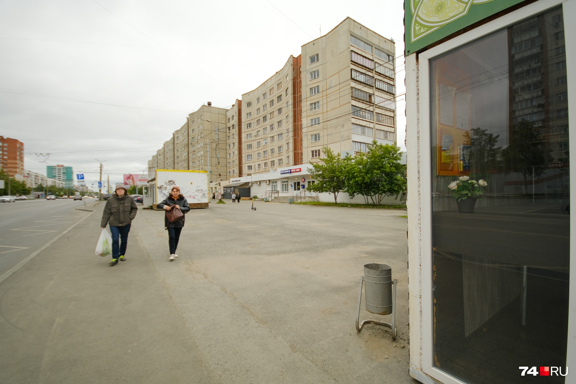 На остановке много «воздуха», и кажется как будто какие-то киоски убрали На остановке много «воздуха», и кажется как будто какие-то киоски убрали
