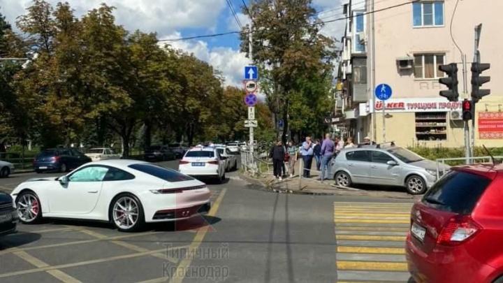На улице Красной в Краснодаре Porsche столкнулся с иномаркой