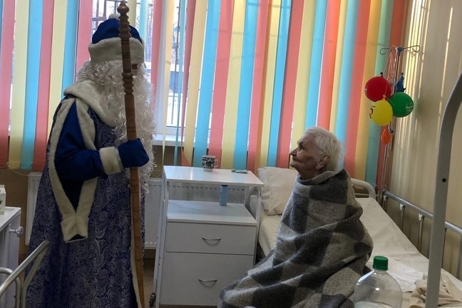 Дед Мороз Шутов поздравляет бабушку в отделении паллиативной помощи