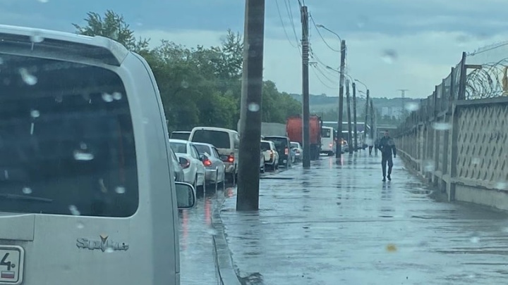 Красноярск встал в 9-балльные пробки из-за дождя в первый день лета