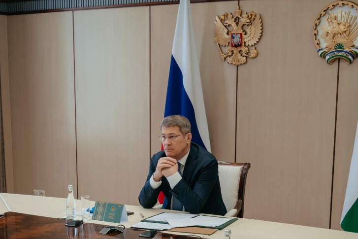 Хабиров отчитал чиновников за большое количество незаконной рекламы Хабиров отчитал чиновников за большое количество незаконной рекламы