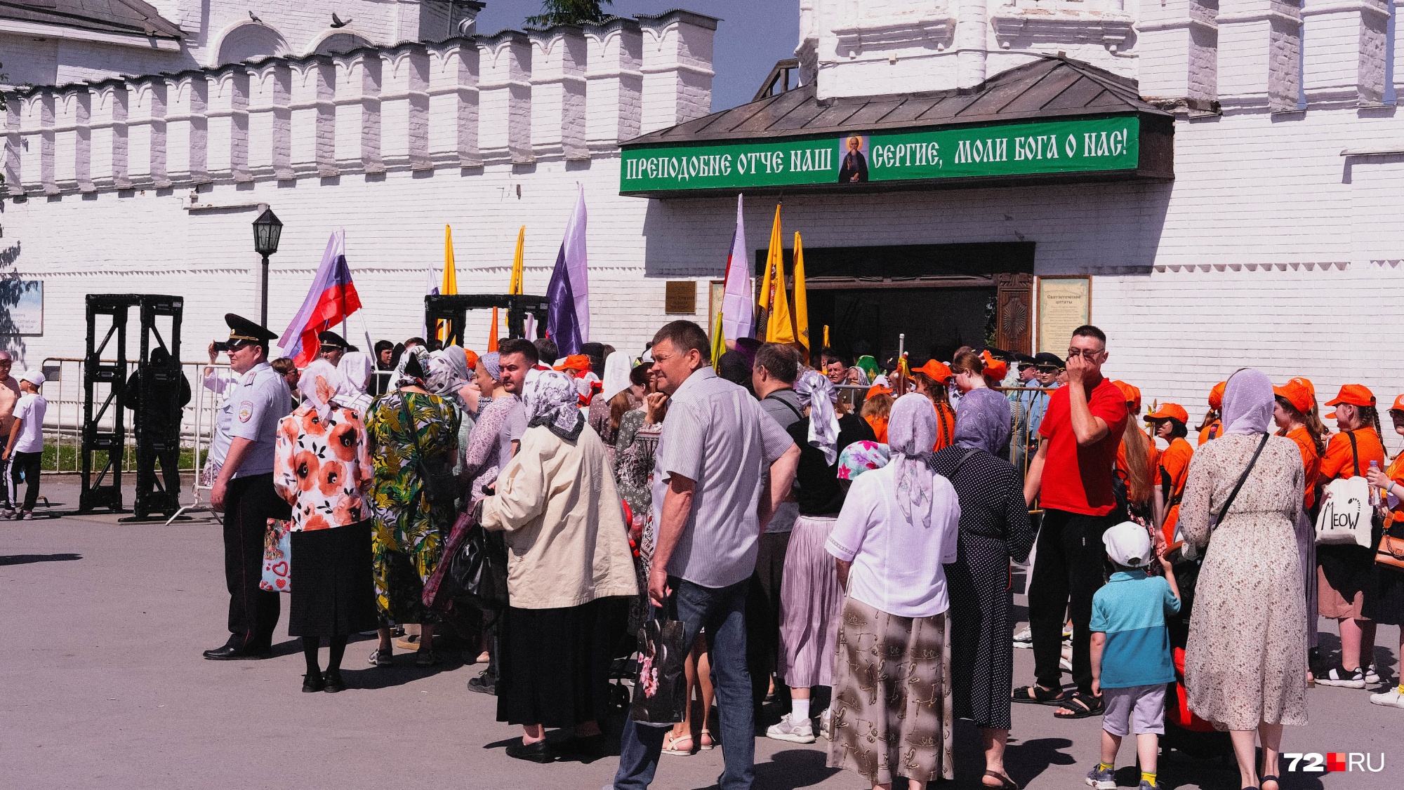 Тюменцы собрались у Свято-Троицкого монастыря задолго до прибытия святыни