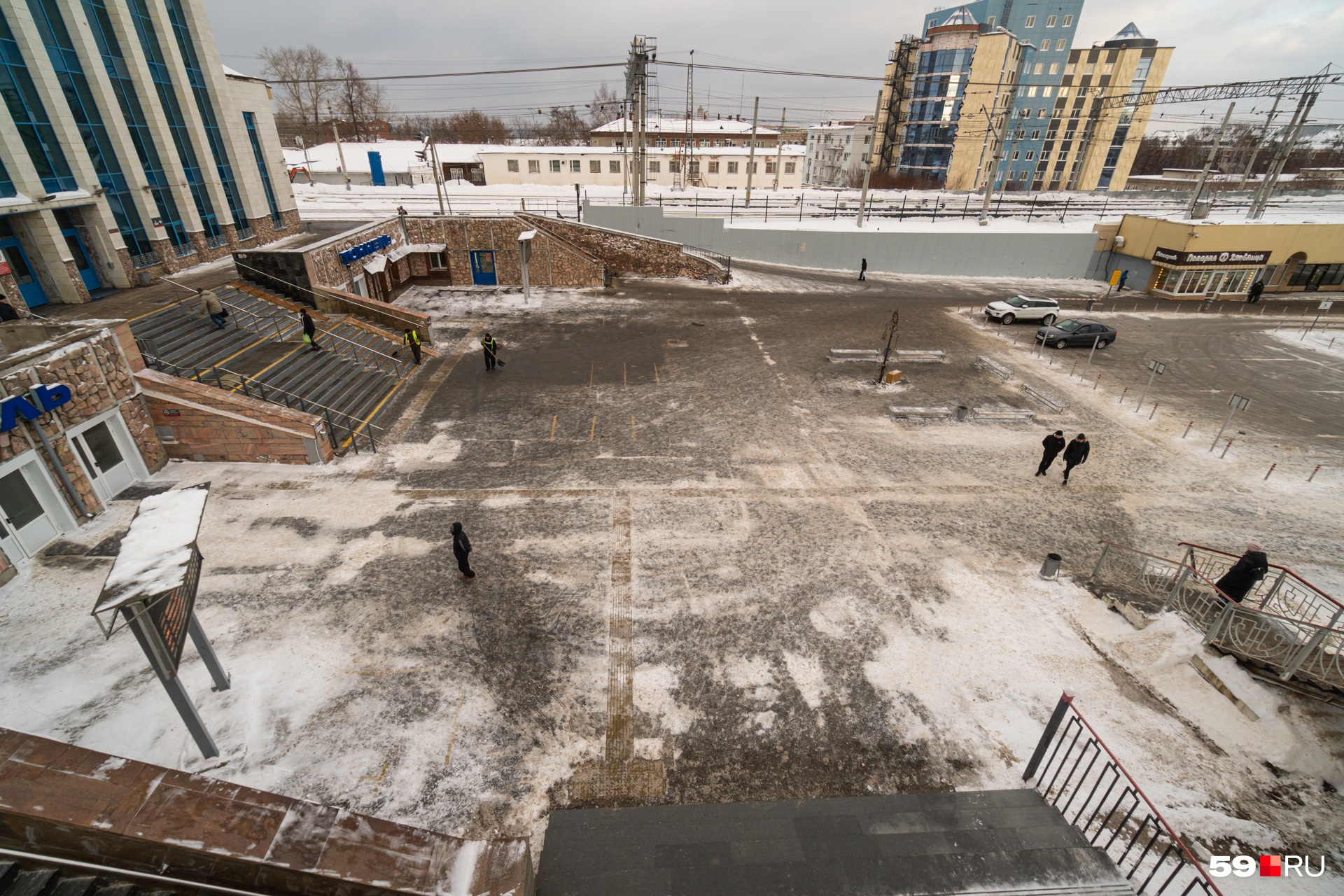 Площадь перед единственным в Перми железнодорожным вокзалом представляет из себя бетонное поле, а за ним — огромная парковка