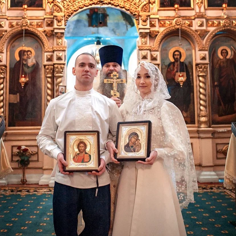 Таинство венчания состоялось в Знаменском соборе. Около часа молодожены слушали сокровенные теплые пожелания от собравшихся Таинство венчания состоялось в Знаменском соборе. Около часа молодожены слушали сокровенные теплые пожелания от собравшихся