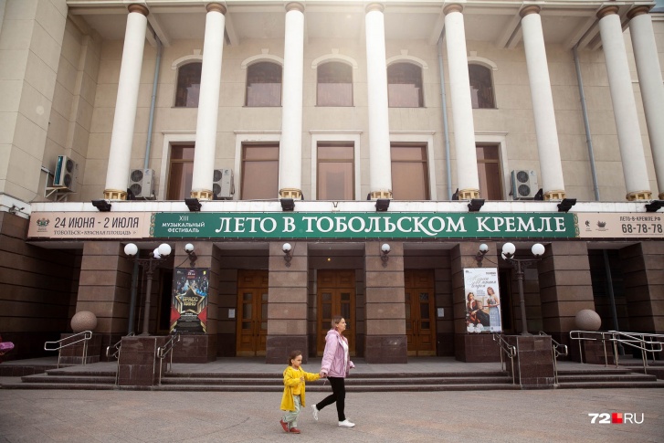 Знак Z висел на здании театра на протяжении почти двух месяцев Знак Z висел на здании театра на протяжении почти двух месяцев