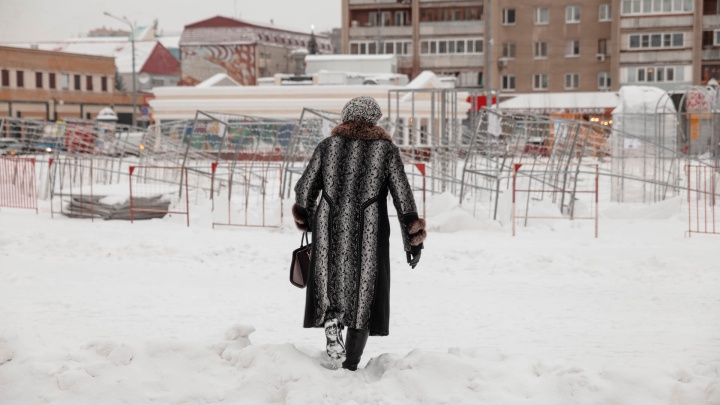 Непроходимые тротуары и черные обочины. 10 кадров Тюмени, которую завалило снегом