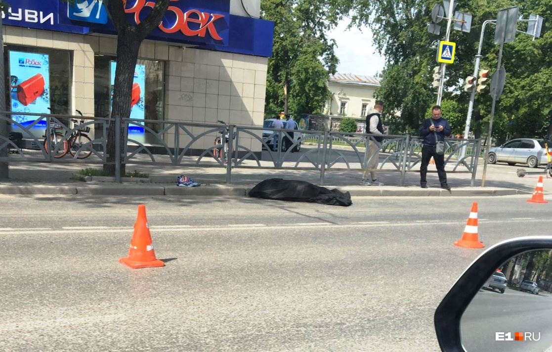 В центре Екатеринбурга троллейбус насмерть сбил пешехода на «зебре»: момент попал на видео