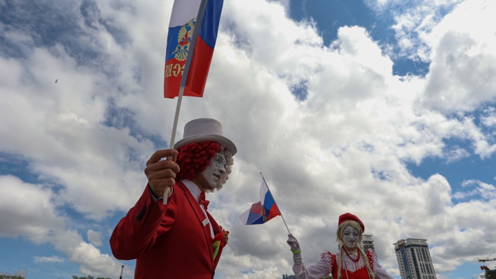 День России отметили выносом громадного флага на набережную в Челябинске