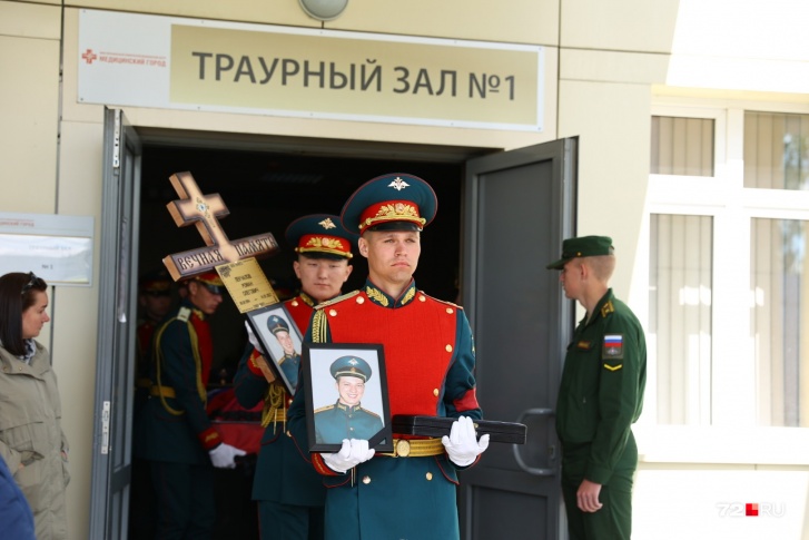 Прощание с тюменским офицером прошло в траурном зале в Патрушево