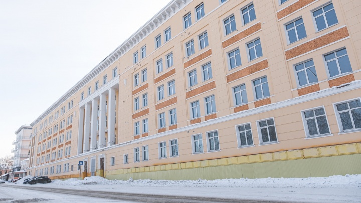 Дмитрий Махонин заявил, что на месте бывших казарм ВКИУ появится отель. Здание снесут?