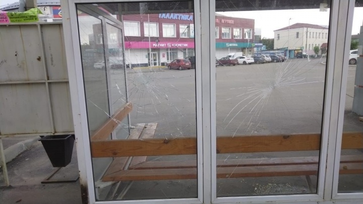 «Даже не успели рассчитаться за него»: в Куртамыше в новой автобусной остановке разбили стекла