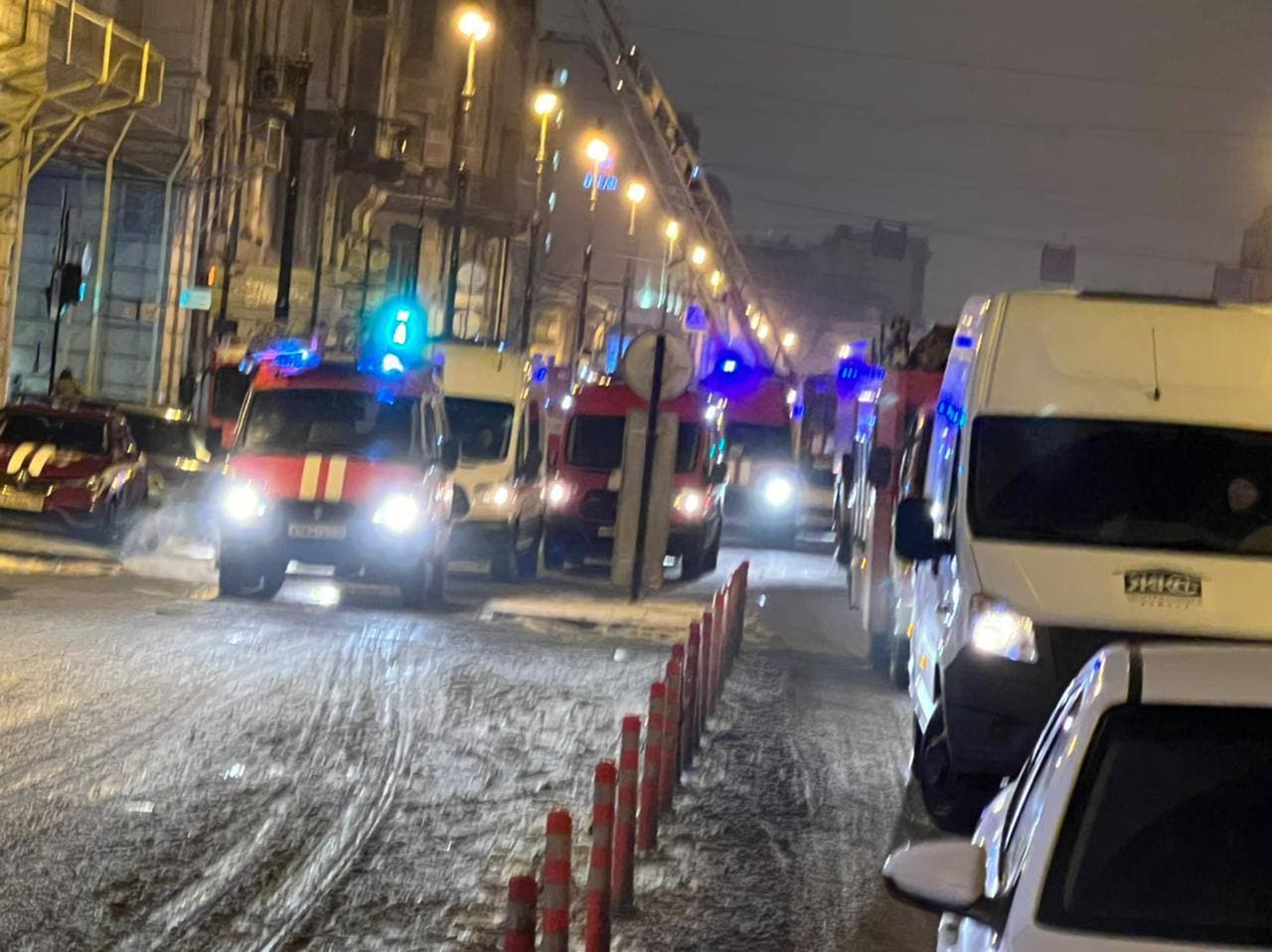 В этой парадной огромные коммуналки, кое-где свет так и остался гореть». На  Лиговском продолжают тушить пожар, растёт пробка | 24.01.2022 |  Санкт-Петербург - БезФормата