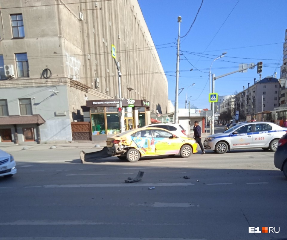 «Девушка в шоке». В центре Екатеринбурга таксист вез пассажирку и врезался в трамвай