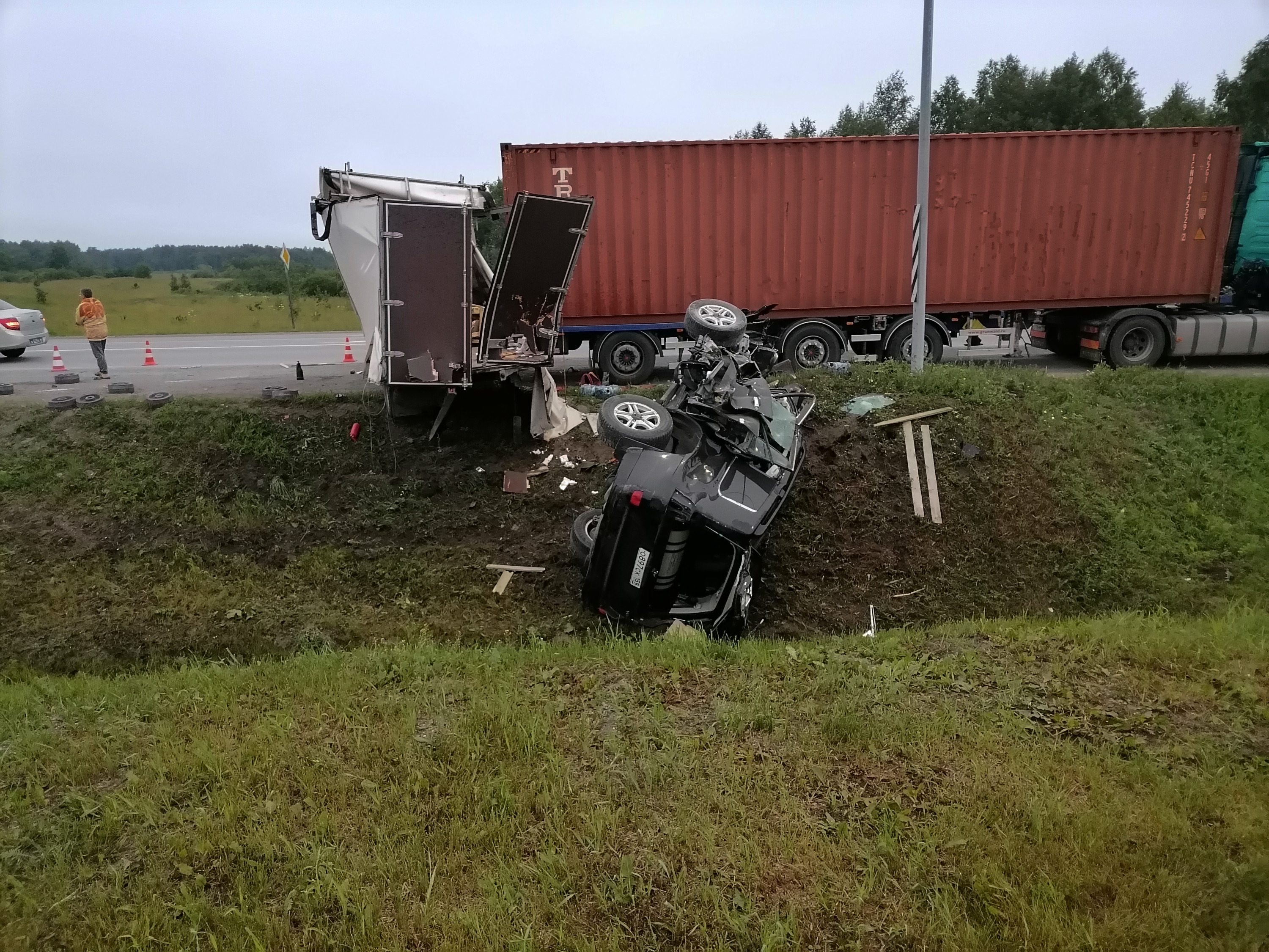 В массовой аварии на Тюменском тракте погиб водитель Land Cruiser