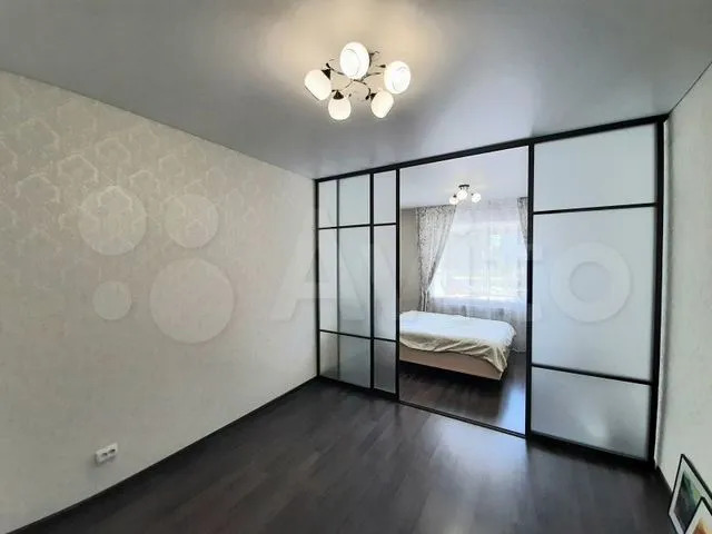Просторная спальня с большим шкафом для гардероба