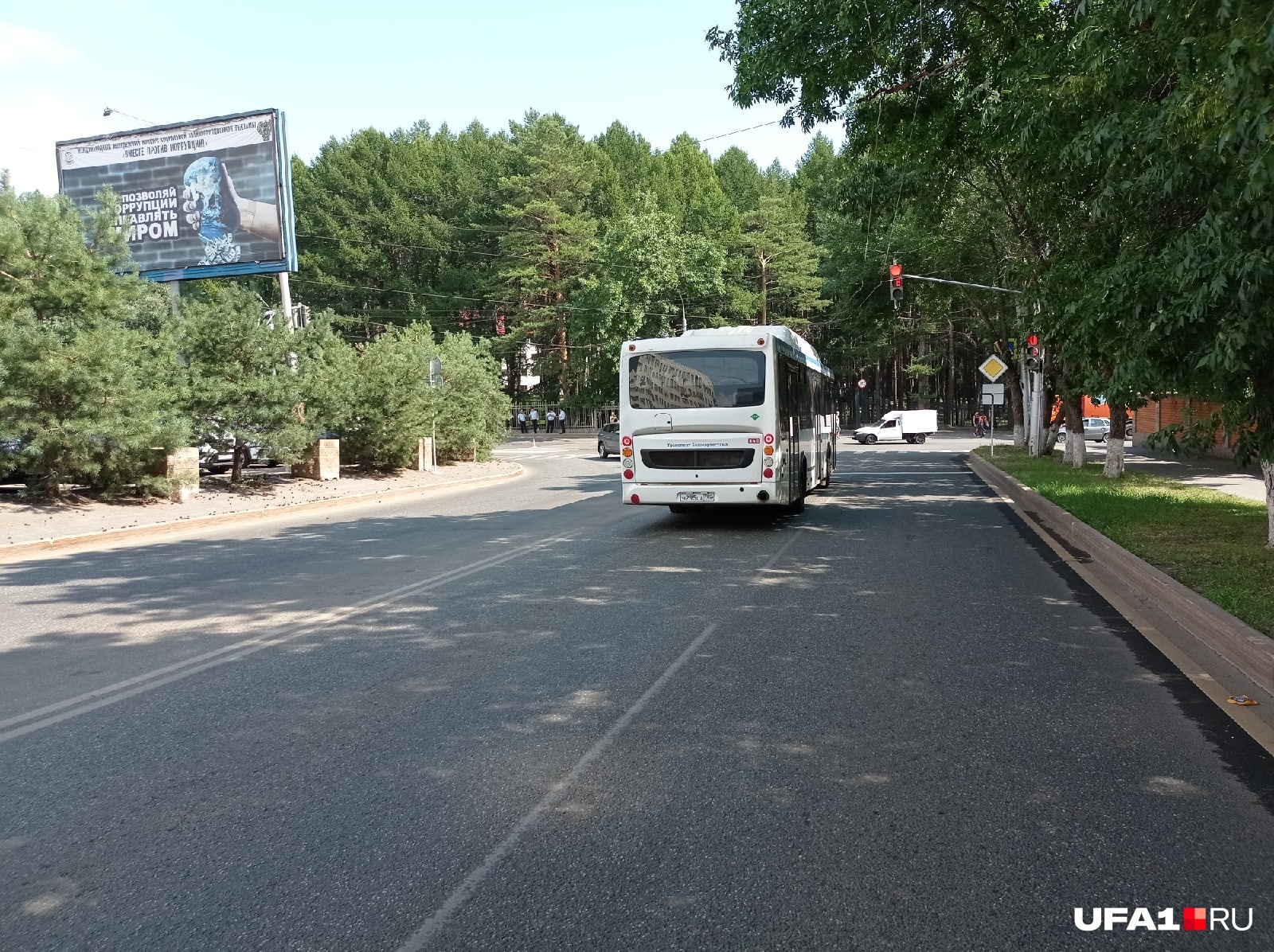 С этой дороги Дарья поворачивала налево. В центре фото — пешеходный переход, по которому шли женщина с ребенком С этой дороги Дарья поворачивала налево. В центре фото — пешеходный переход, по которому шли женщина с ребенком