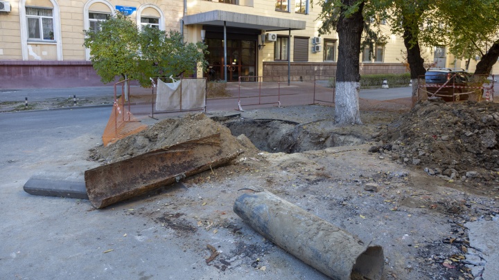«Как же они к зиме готовились?»: в центре Волгограда «Концессии теплоснабжения» перекопали две улицы