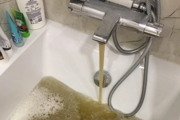 Такого цвета горячая вода бежит в домах в разных районах Челябинска Такого цвета горячая вода бежит в домах в разных районах Челябинска