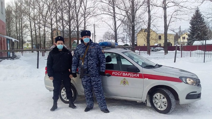 «Был в летней одежде»: в Ярославле росгвардейцы спасли замерзающего человека