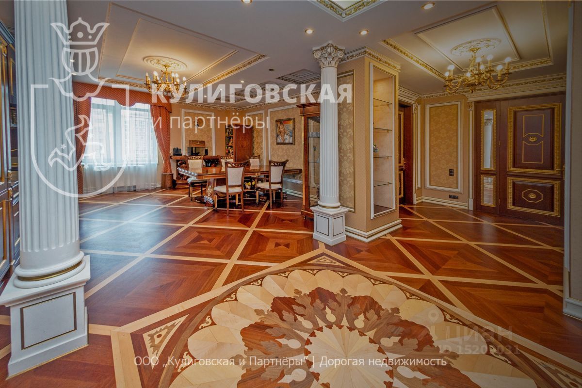 В квартире — большой холл, гостиная, кухня, две спальни, кабинет, две гардеробные и два санузла В квартире — большой холл, гостиная, кухня, две спальни, кабинет, две гардеробные и два санузла